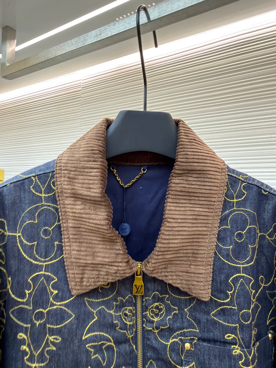 LOUIS VUITTON black and gold line embroidered lapel denim jacket ●Original version: purchased and developed by 22909 ●Item number: 1681009-C60 ●Fabric: denim fabric ●Technology: embroidery production ●Version: fitted version ●Weight: about 845 grams ●Size: 46-48-50-52 ●Description: Monogram elements blend with western style. The pockets and hem are intricately embroidered with contrasting yarn. The pattern processing code is used to position each piece. An imported extended single-arm embroidery machine is used to accurately position the flat embroidery process. The ready-made garments ensure that the joints of each piece are accurately aligned. Brand logo on the chest and back, Saddle embossed patch on one of the pockets, corduroy collar, chest patch pockets, zipper front with engraved zipper pull, and inner lining for added comfort. The overall wiring is straight and delicate, the fabric is comfortable and soft, and the color is consistent without color difference. It can be matched with the same style to create a fashionable look and control various occasions. Customized accessories, complete with three standards, same style for men and women!